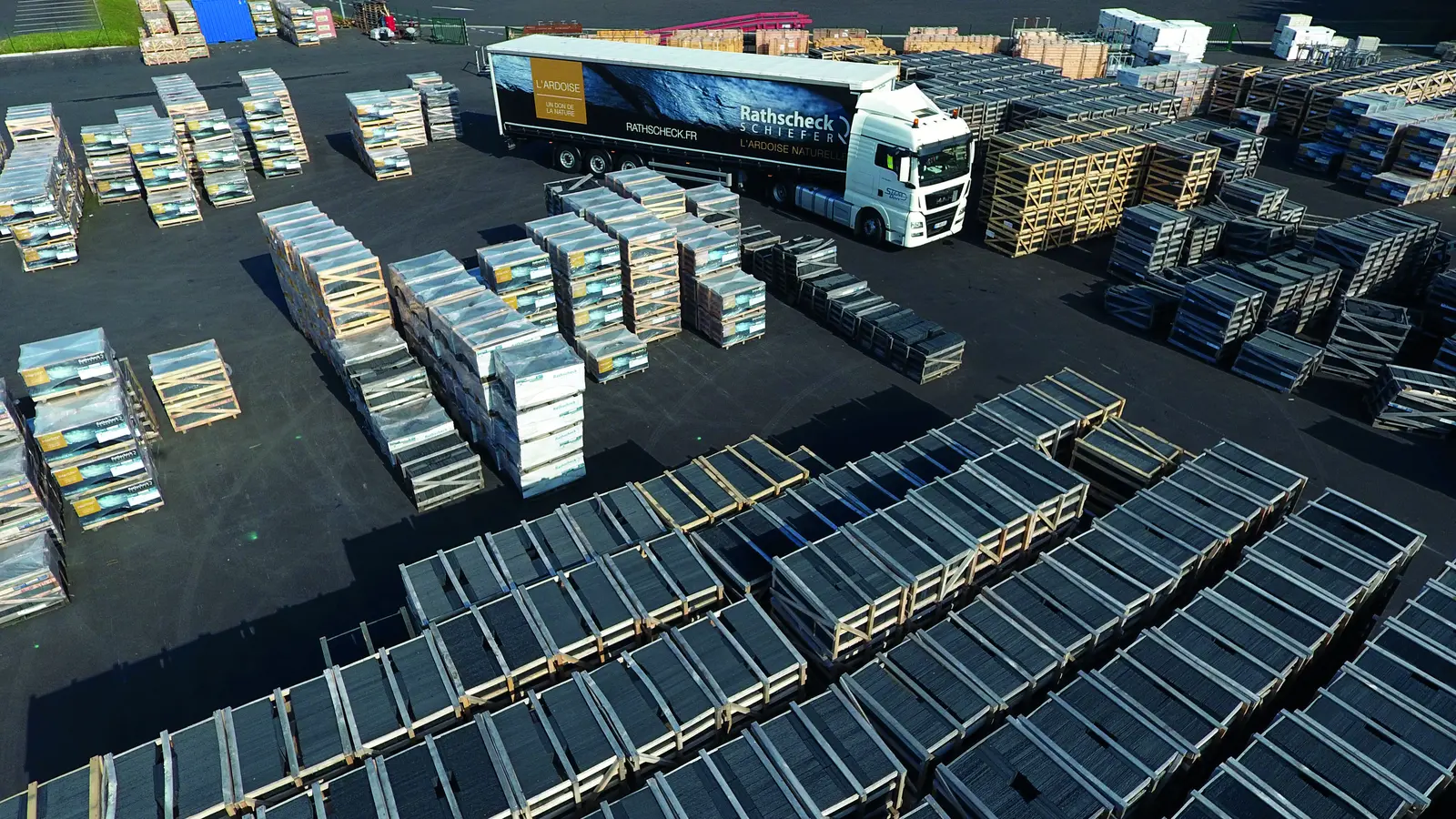 Palettes d’ardoises stockées sur le site logistique