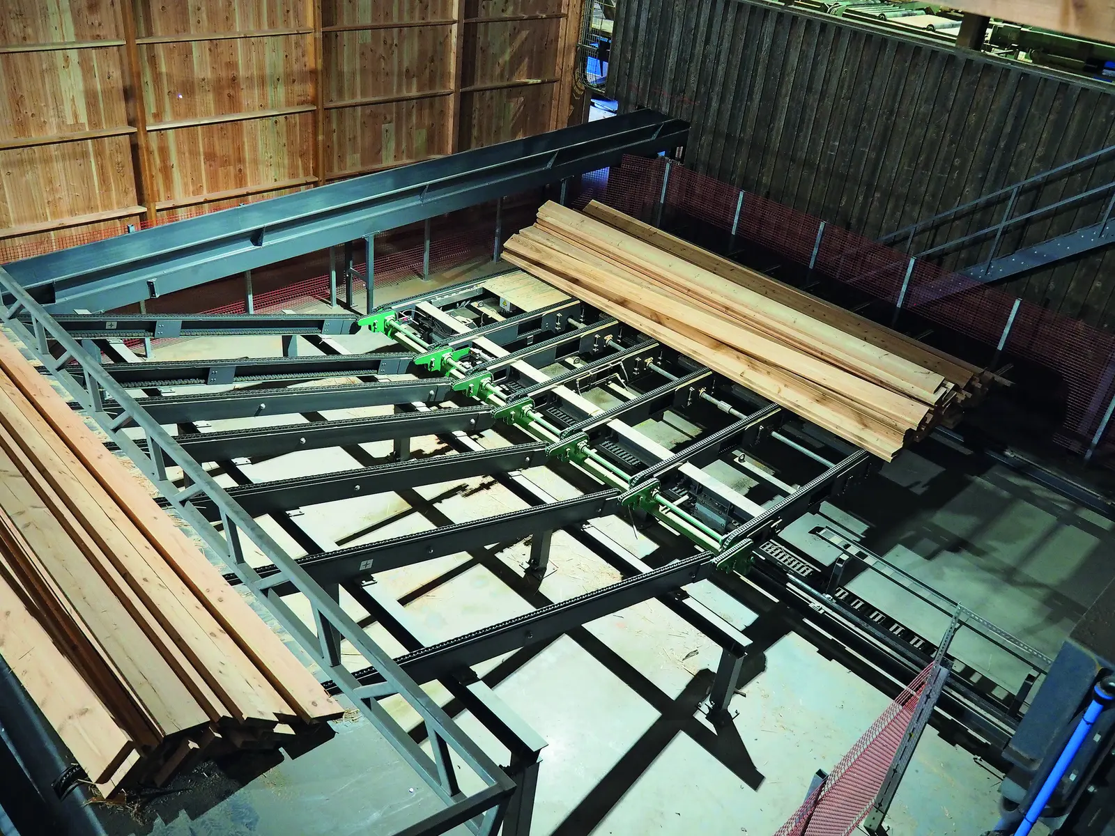 Dispositif de d&eacute;placement m&eacute;tallique transportant des planches vers l&rsquo;installation d&rsquo;empilage