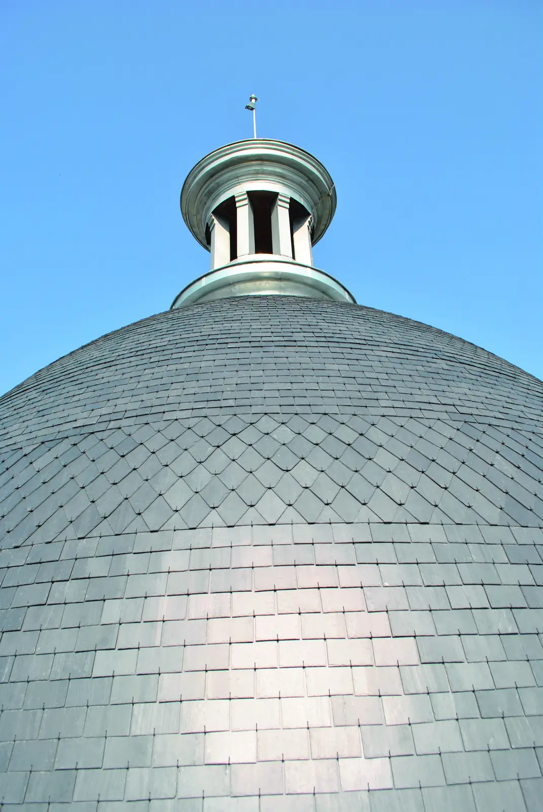 D&ocirc;me en ardoise du cr&eacute;matorium vu depuis l&rsquo;&eacute;chafaudage