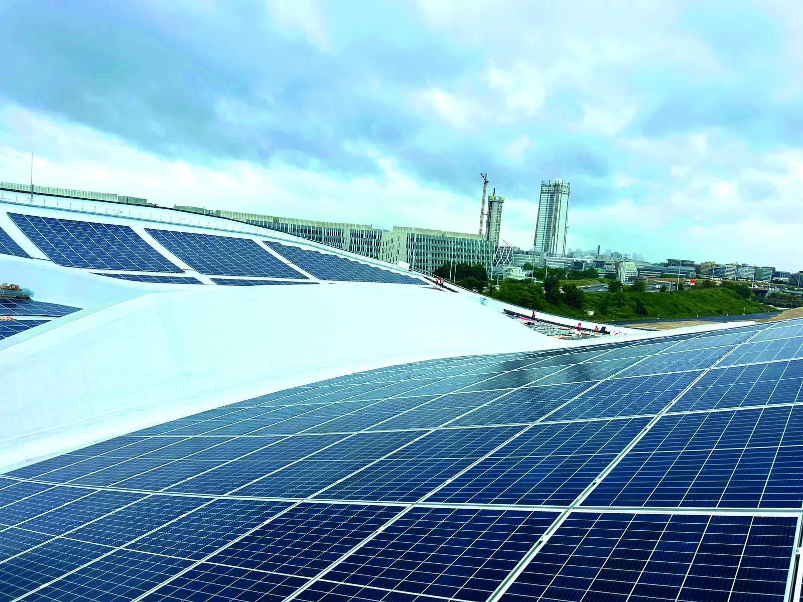 Panneaux photovolta&iuml;ques sur la toiture du centre aquatique