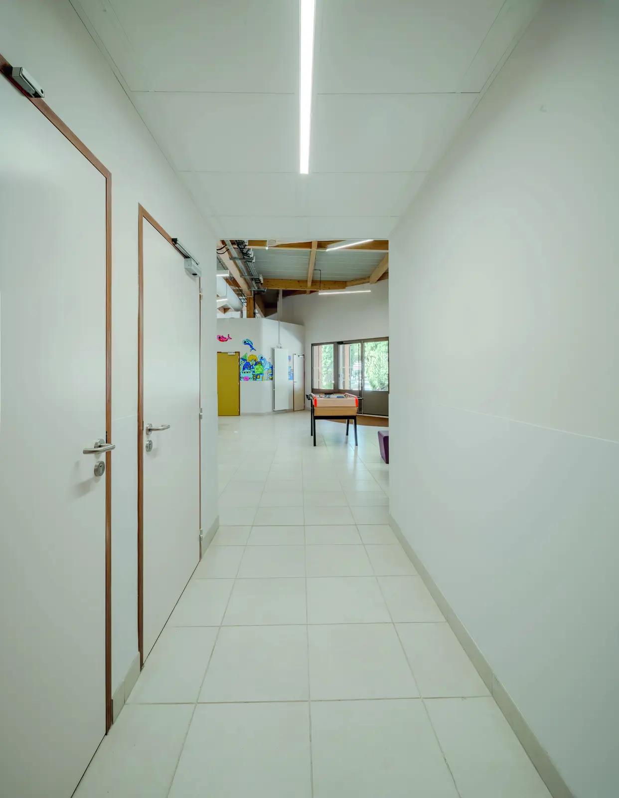 Couloir sous plafond acoustique blanc