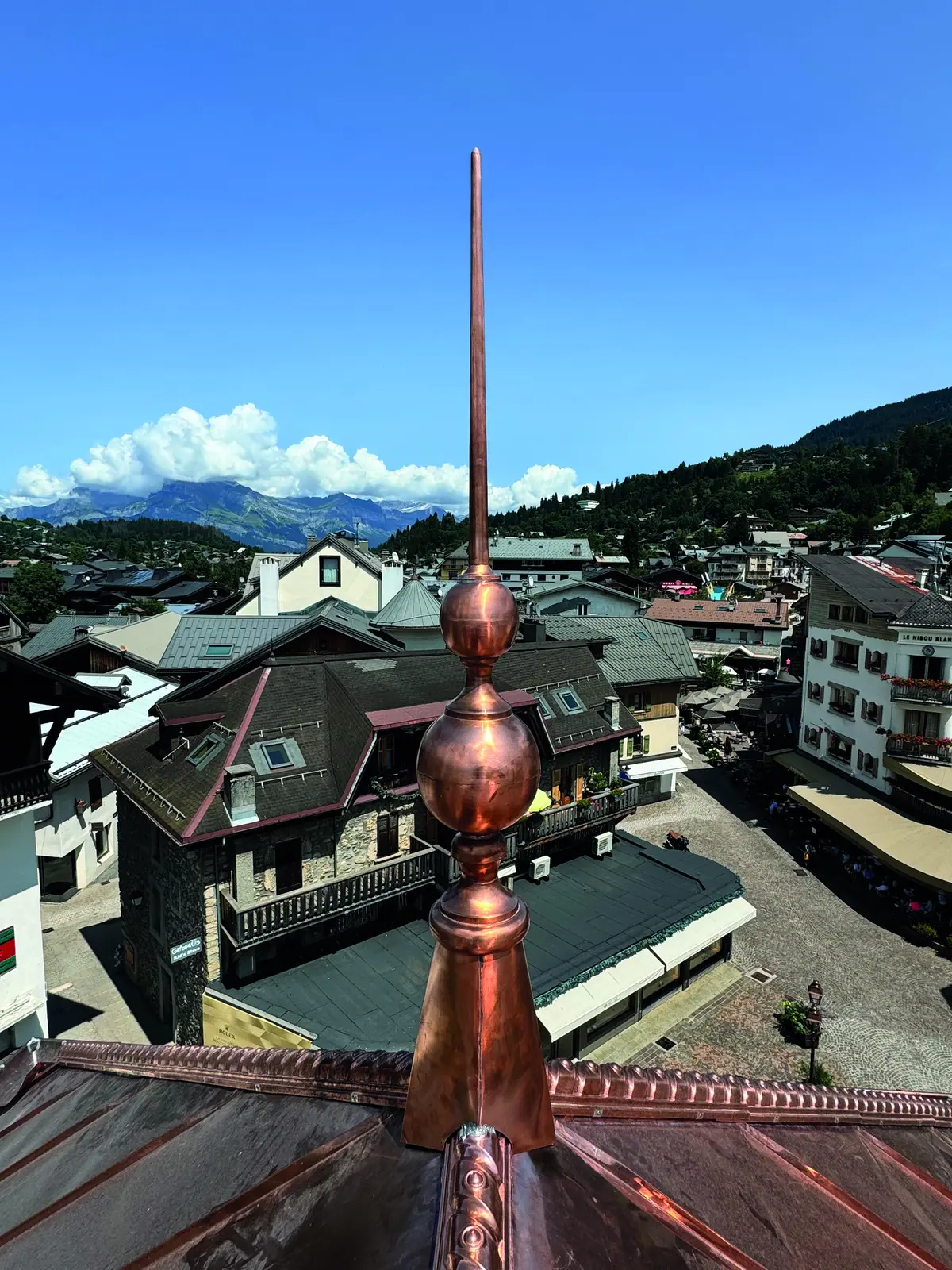 Épi en cuivre au sommet d’une toiture à Megève