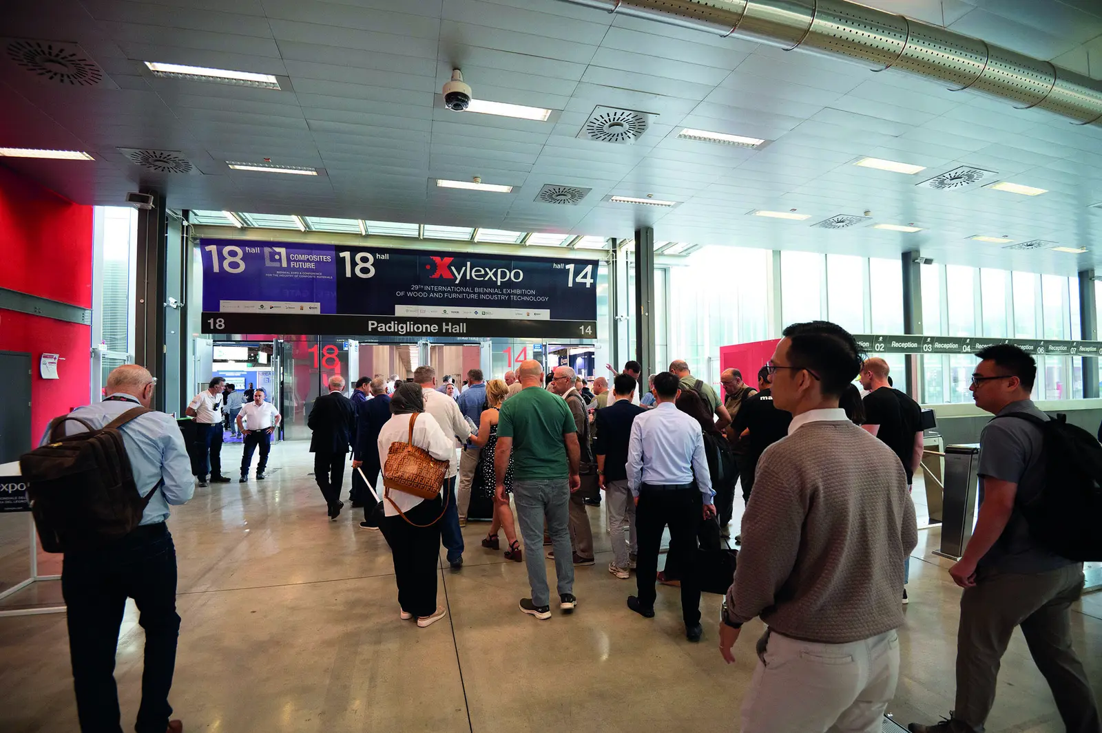 Visiteurs &agrave; l&rsquo;entr&eacute;e d&rsquo;un pavillon de Xylexpo