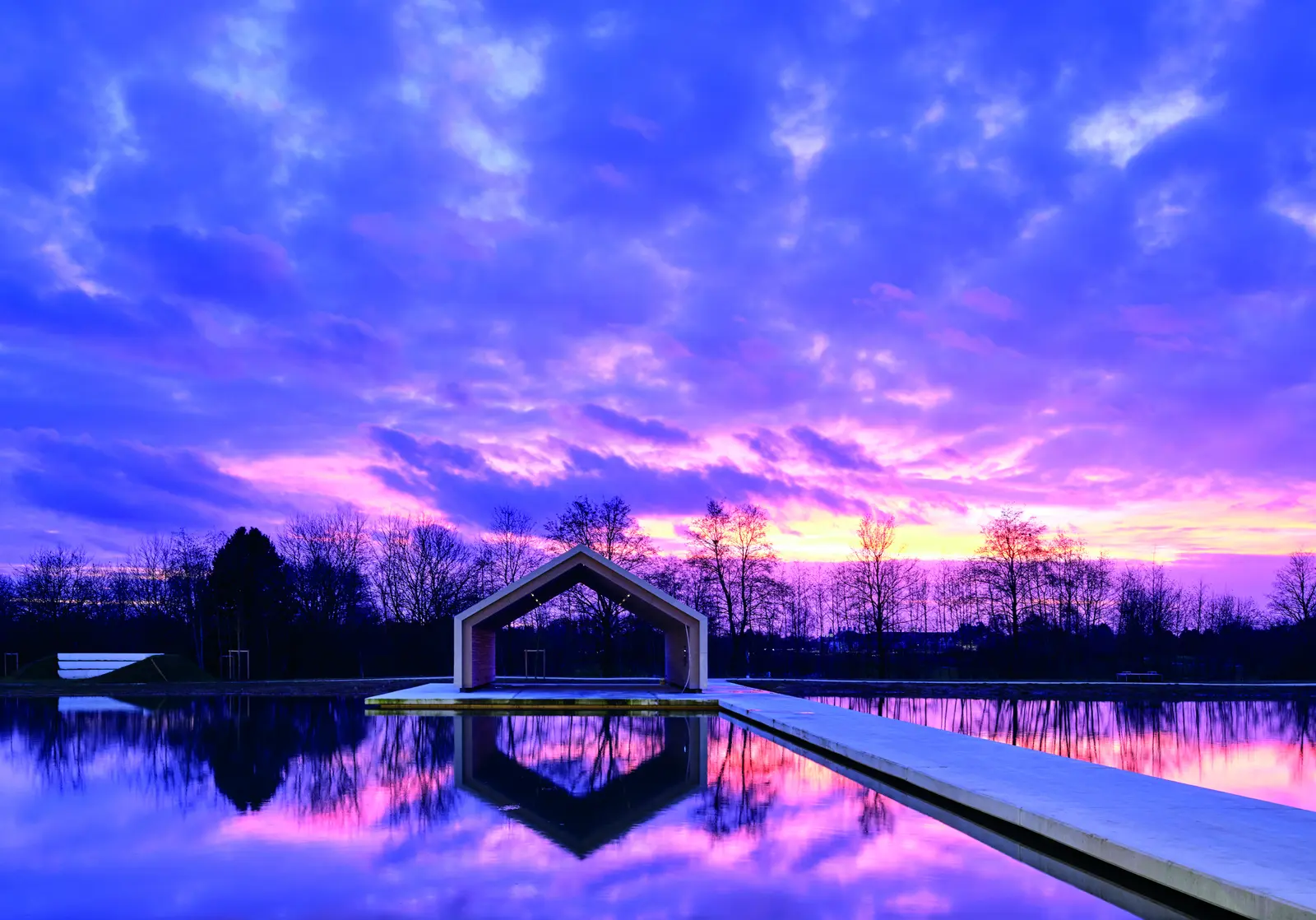 Pavillon au bord de l&rsquo;eau au cr&eacute;puscule