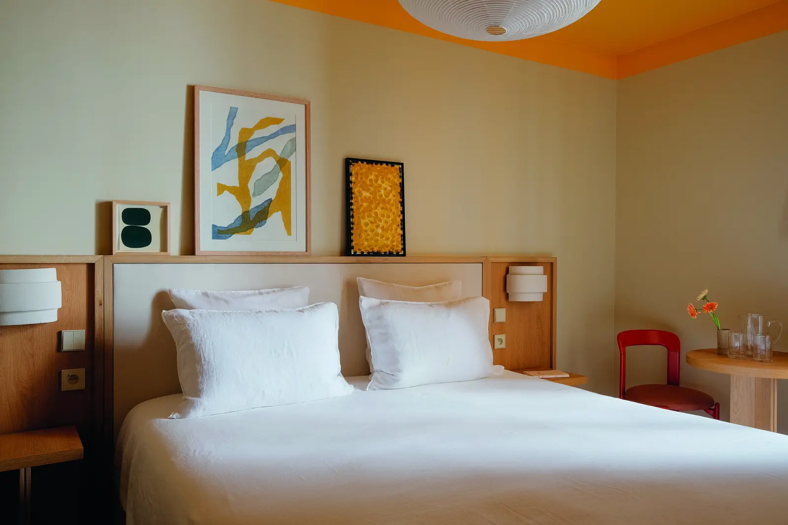 Chambre de l'h&ocirc;tel Le Vaugirard &agrave; Paris, am&eacute;nag&eacute;e par Laune Architecture