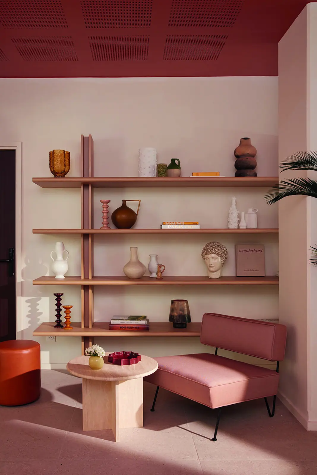 Salon avec &eacute;tag&egrave;res en bois &agrave; l'h&ocirc;tel Okko Rosa Parks