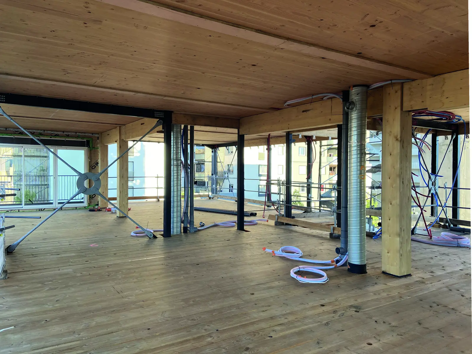 Plateau int&eacute;rieur en bois avec plafond en bois massif et poteaux m&eacute;talliques