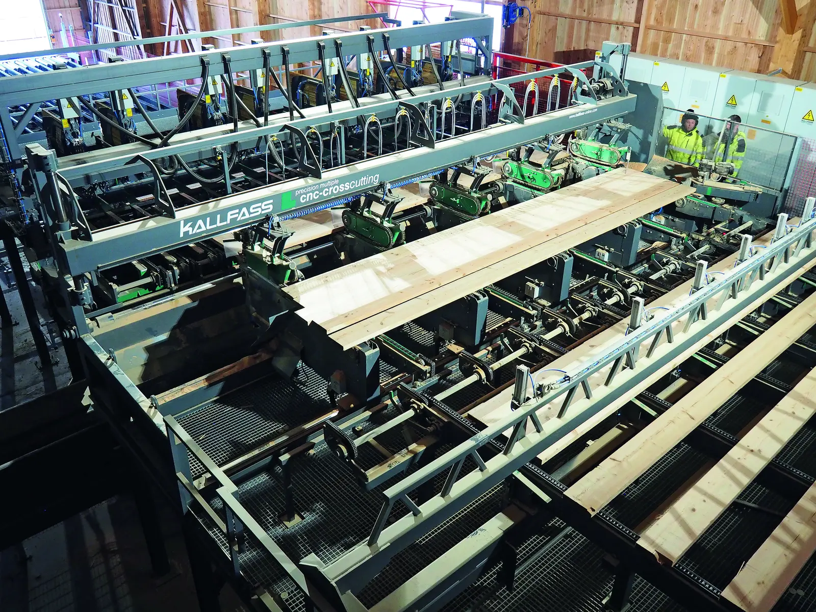 Tron&ccedil;onneuse multiple Kallfass avec des planches sur un convoyeur