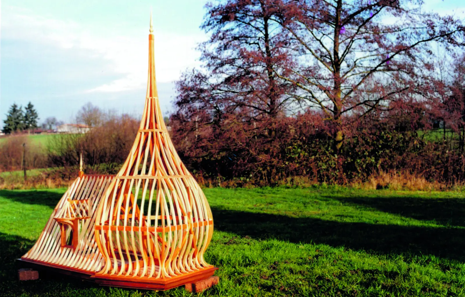 Maquette de charpente en bois courb&eacute; en forme de bulbe