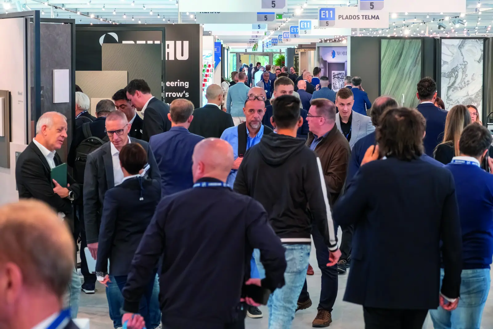 Visiteurs dans les all&eacute;es du salon Sicam &agrave; Pordenone