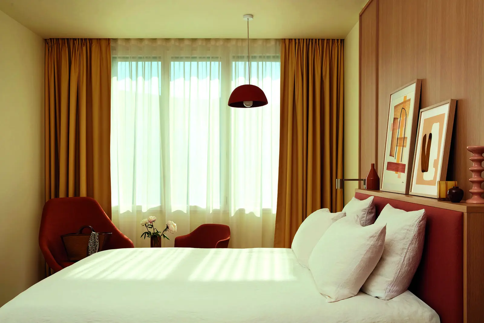 Chambre de l'h&ocirc;tel Okko Rosa Parks avec t&ecirc;te de lit tapiss&eacute;e