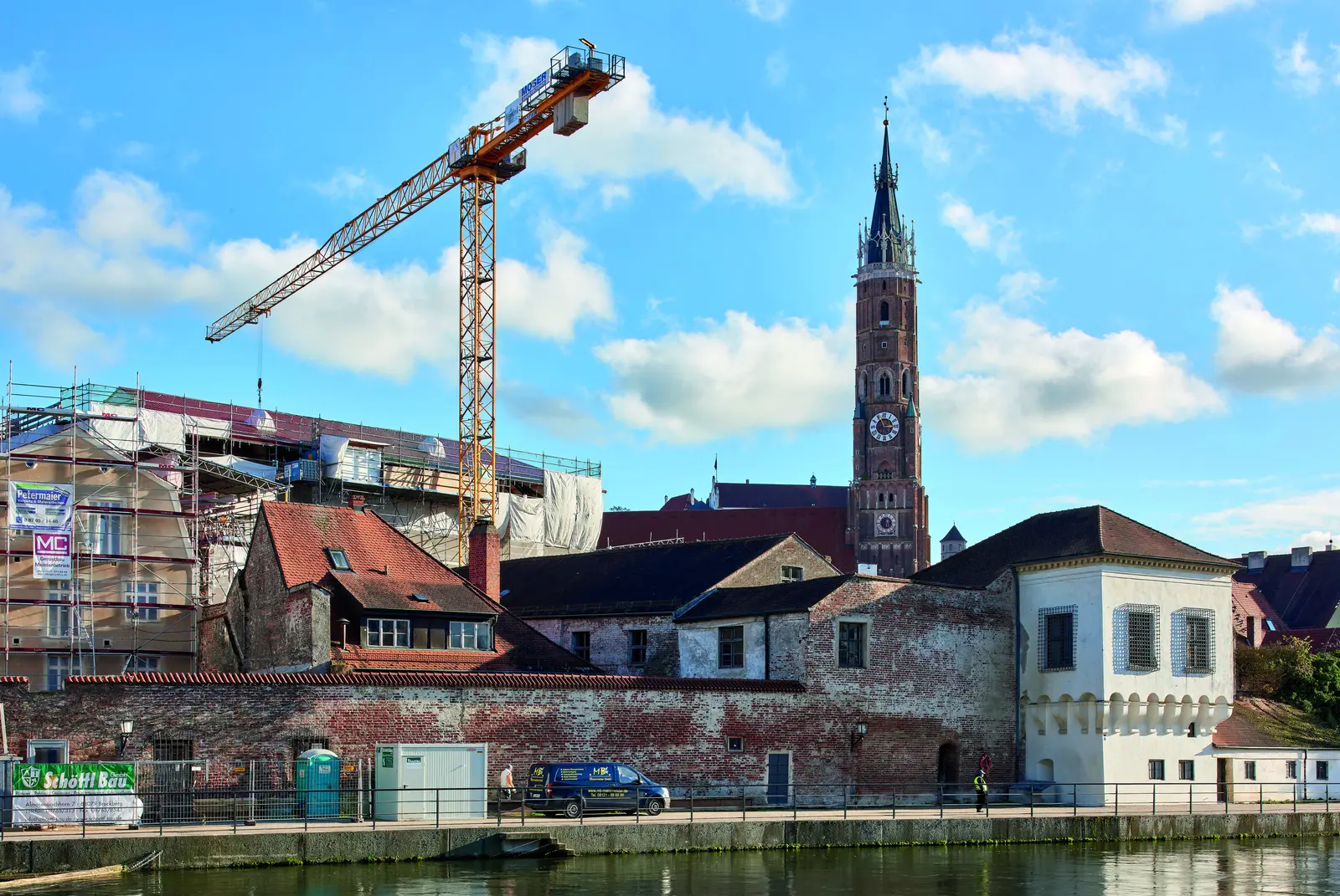 Le palais au bord de l’Isar pendant les travaux, avec une grue