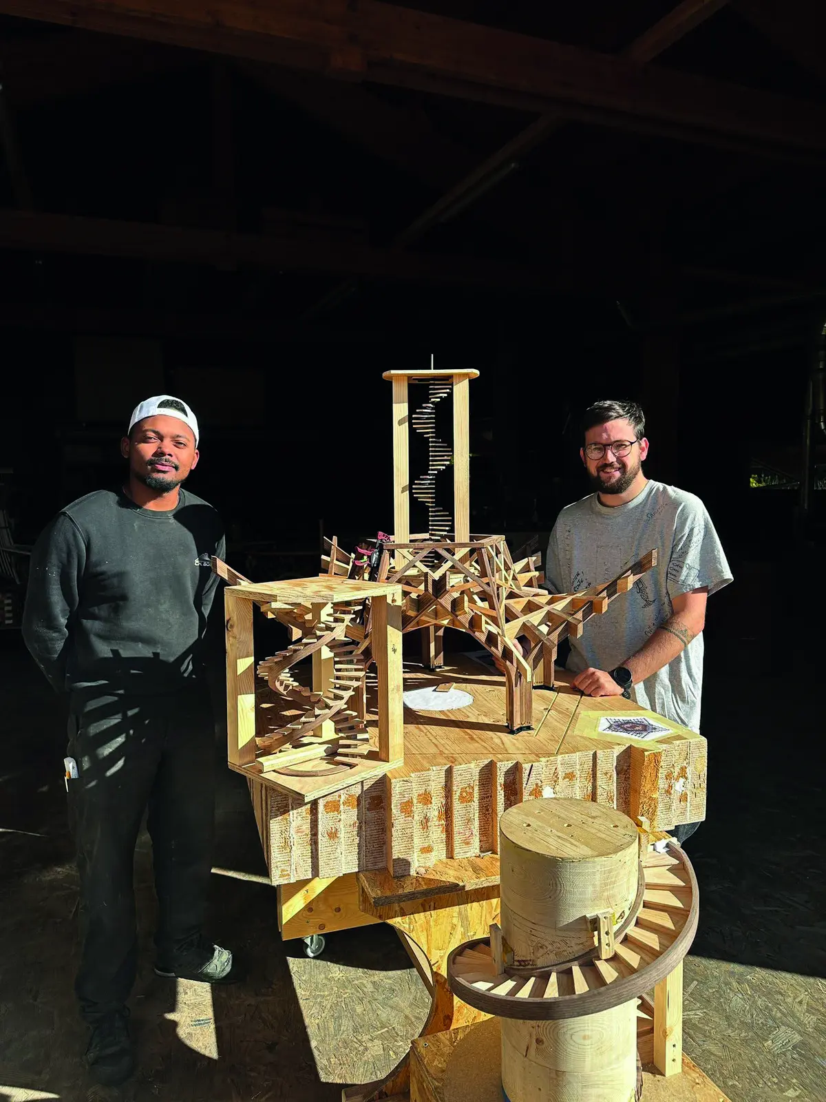Deux Compagnons &agrave; c&ocirc;t&eacute; d&rsquo;un module en cours de montage
