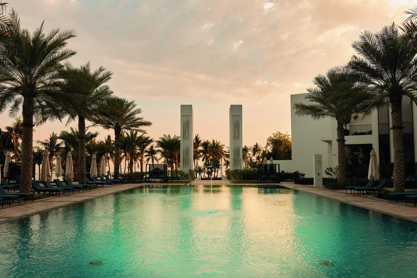 Piscine bord&eacute;e de palmiers du Mandarin Oriental de Mascate