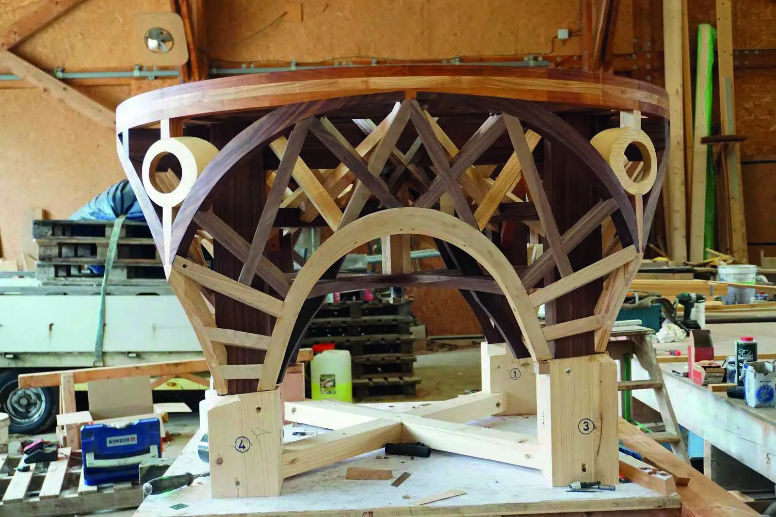 Tr&eacute;teau en bois cintr&eacute; en cours de fabrication dans un atelier