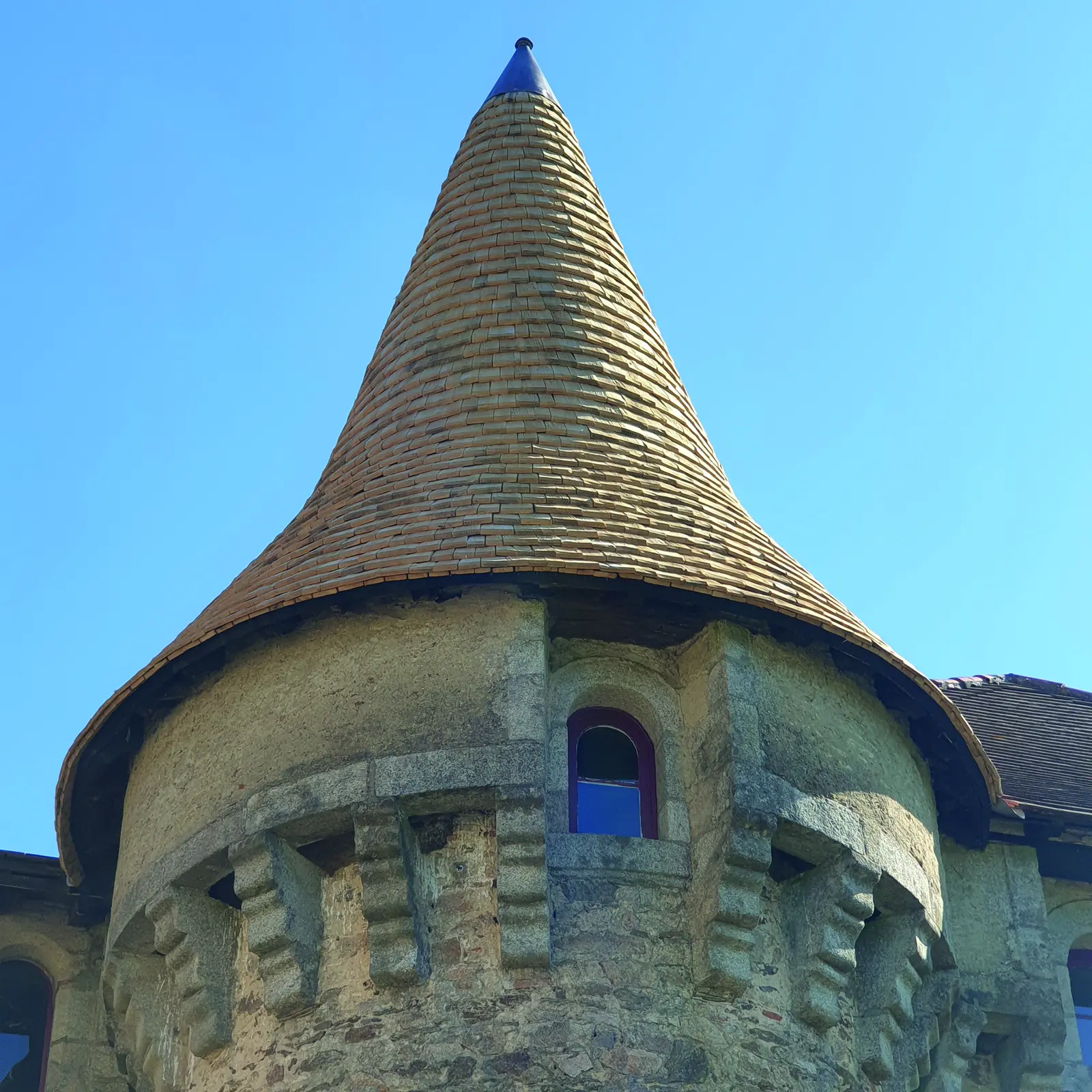 Tourelle coiffée de bardeaux de châtaignier