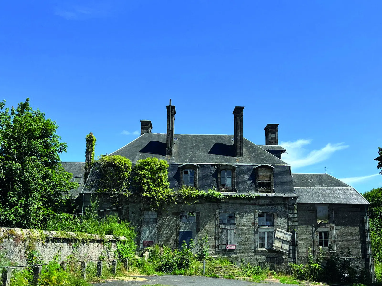 Fa&ccedil;ade en pierre et toiture en ardoise du Vieux ch&acirc;teau de Sourdeval