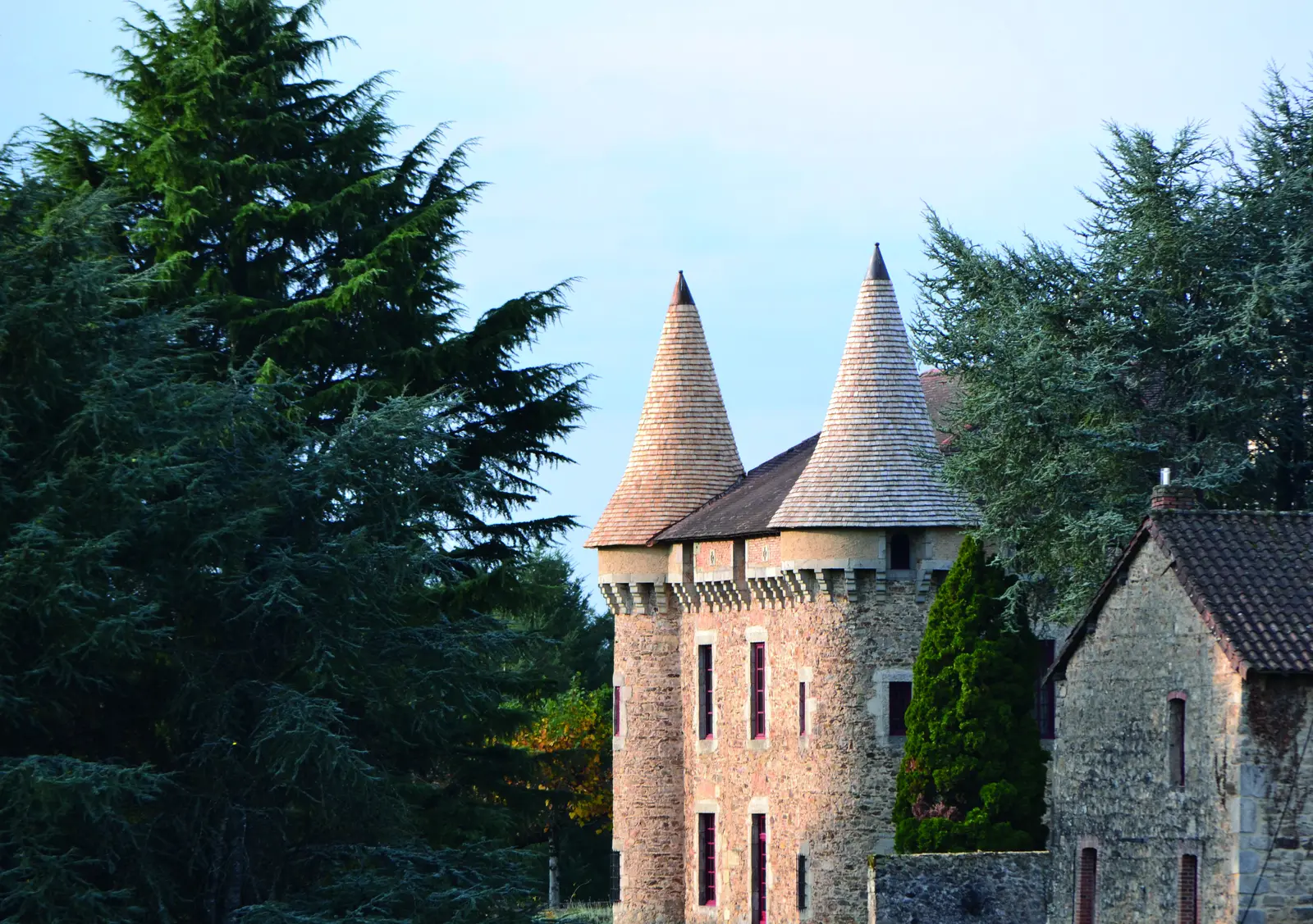 Vue d’ensemble d’un château aux toitures en bardeaux
