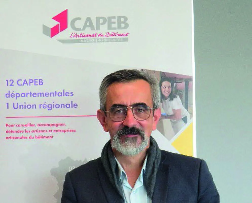 Portrait de Laurent Marmonier devant un kak&eacute;mono de la Capeb