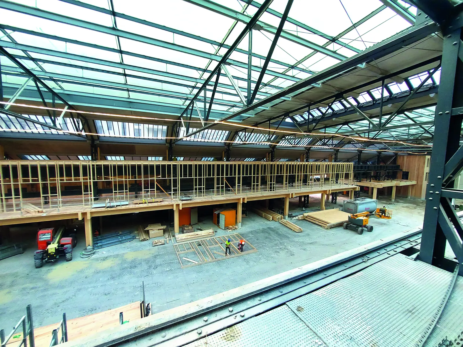 Int&eacute;rieur de la halle avec structure bois et m&eacute;tal