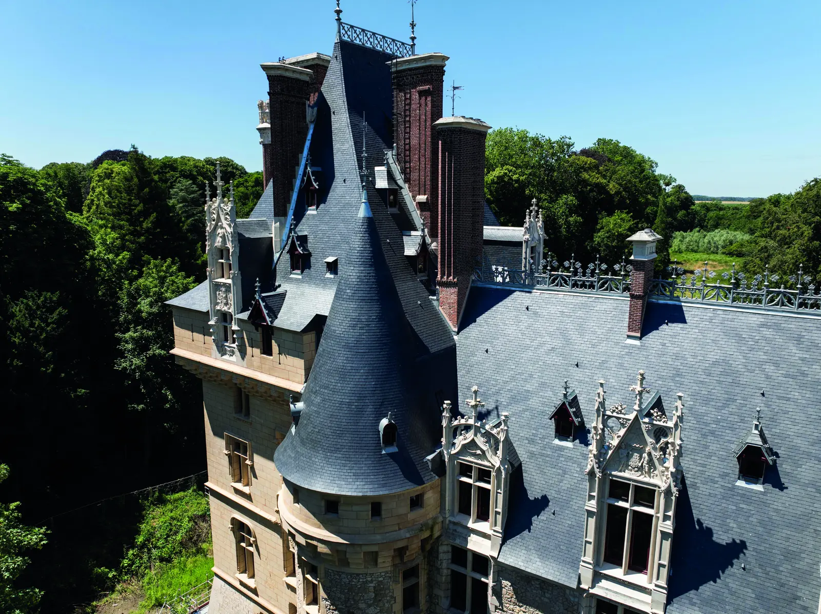 Tour et toiture en ardoise du château de Vigny