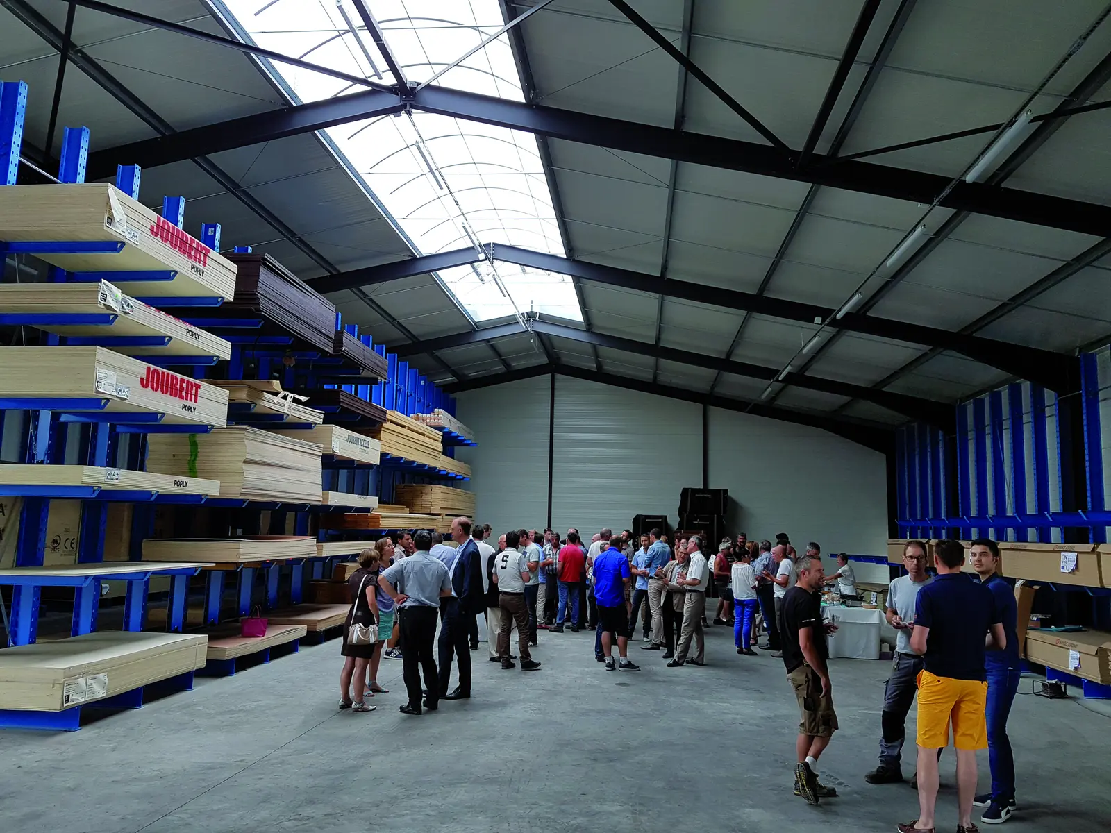 Vue d’ensemble du nouvel espace de distribution de la scierie Gaudelas
