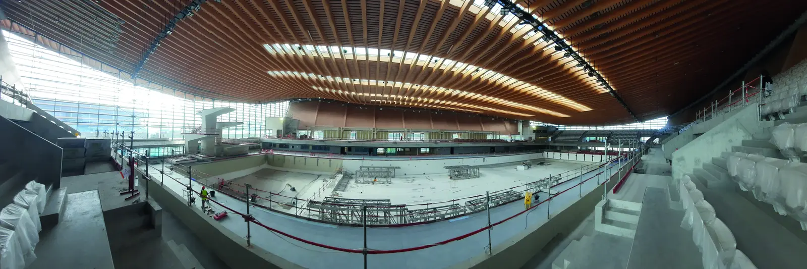 Int&eacute;rieur du centre aquatique sous la toiture en bois