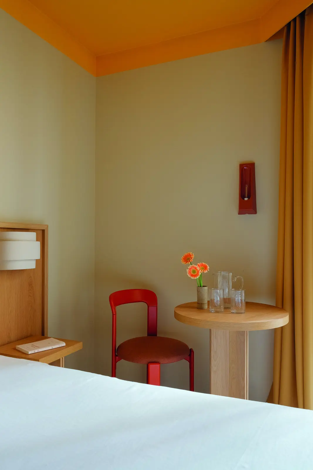 Coin chambre avec table d'appoint &agrave; l'h&ocirc;tel Le Vaugirard