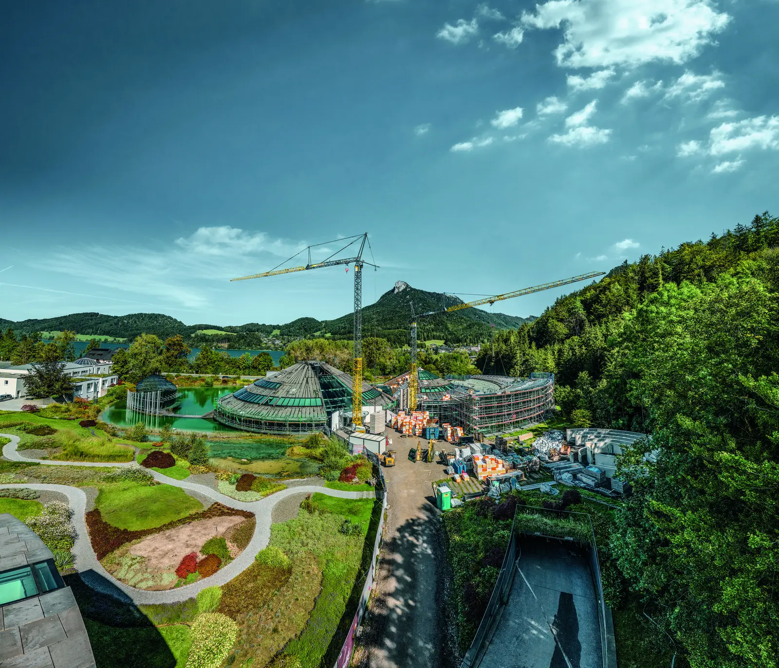 Grues Liebherr sur un chantier en montagne
