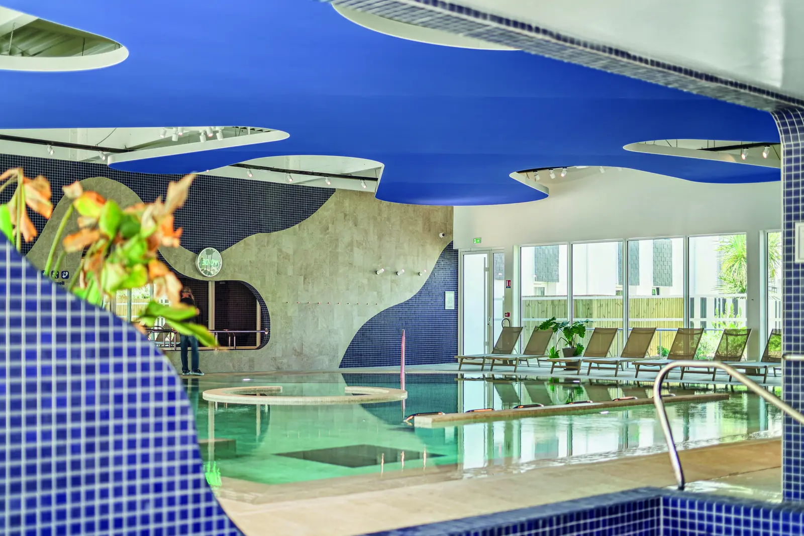 Bassin du spa sous le plafond bleu