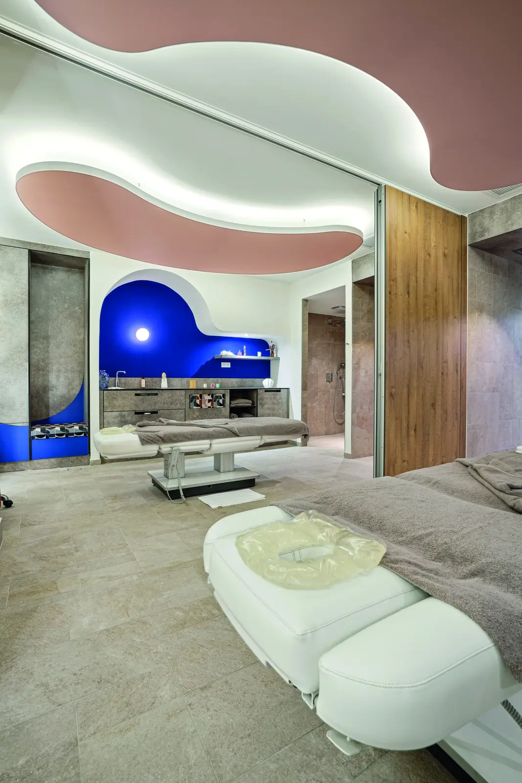 Salle de soins et vasque du spa