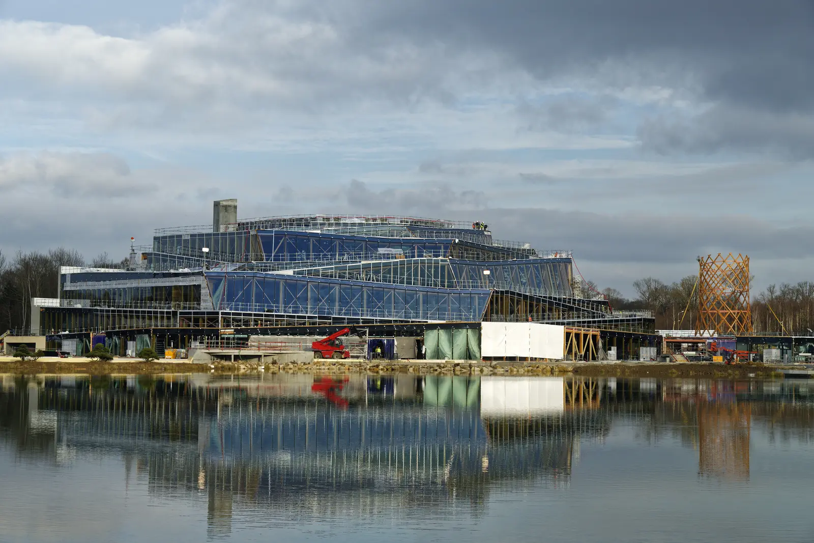 Vue ext&eacute;rieure de l&rsquo;Aqualagon &agrave; Villeneuve-Le-Comte, avec sa charpente bois en construction