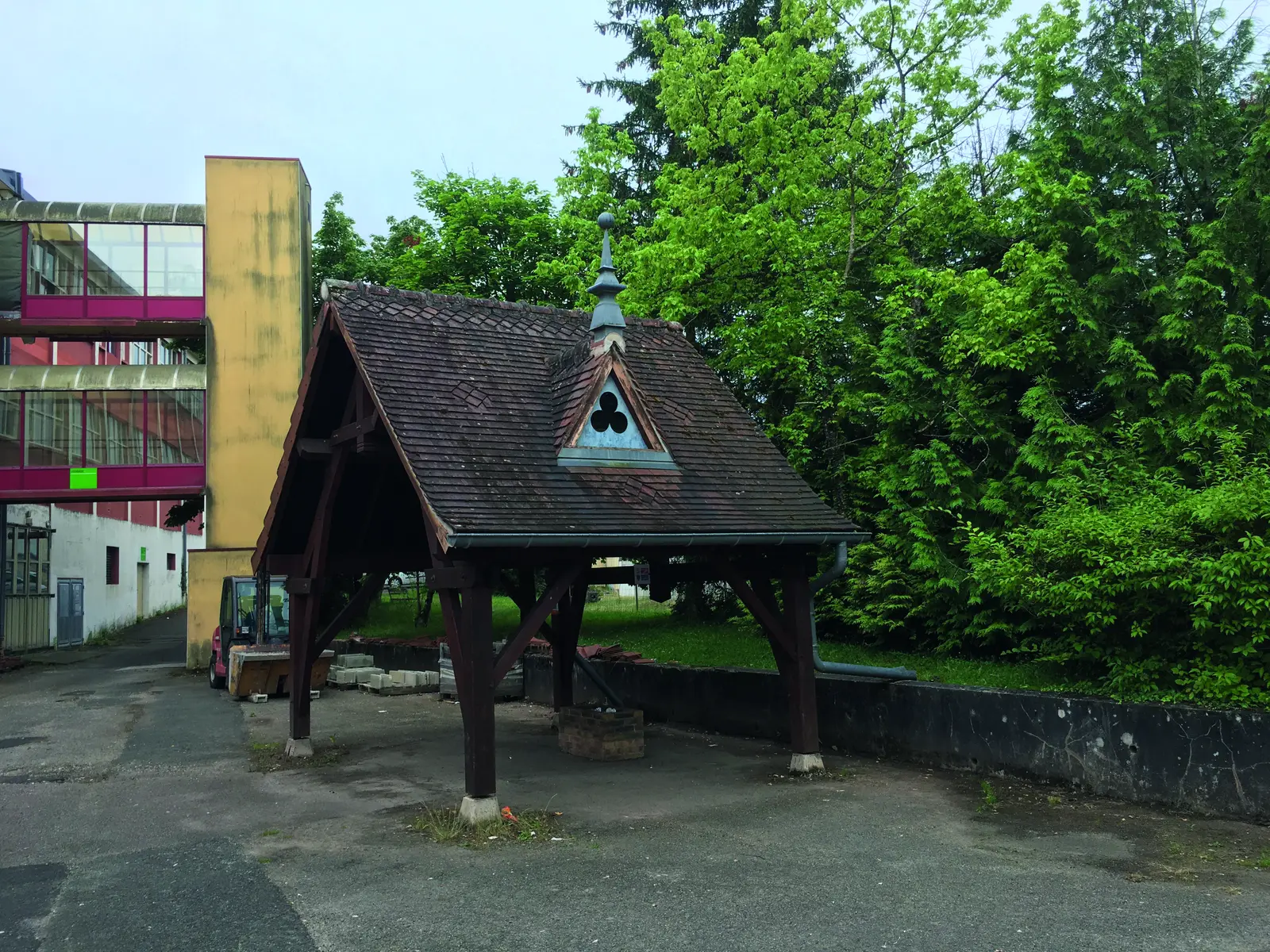 Hangar sur poteaux en bois couvert de tuiles plates