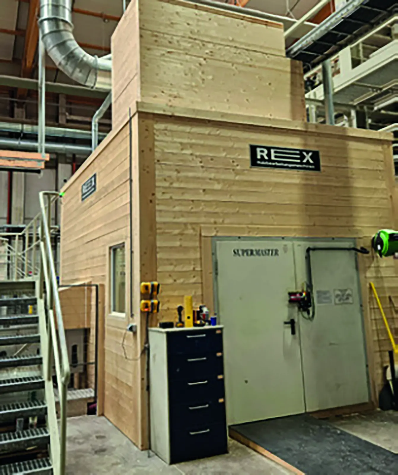Raboteuse &agrave; lamelles REX SuperMaster HC install&eacute;e dans une cabine insonoris&eacute;e en bois