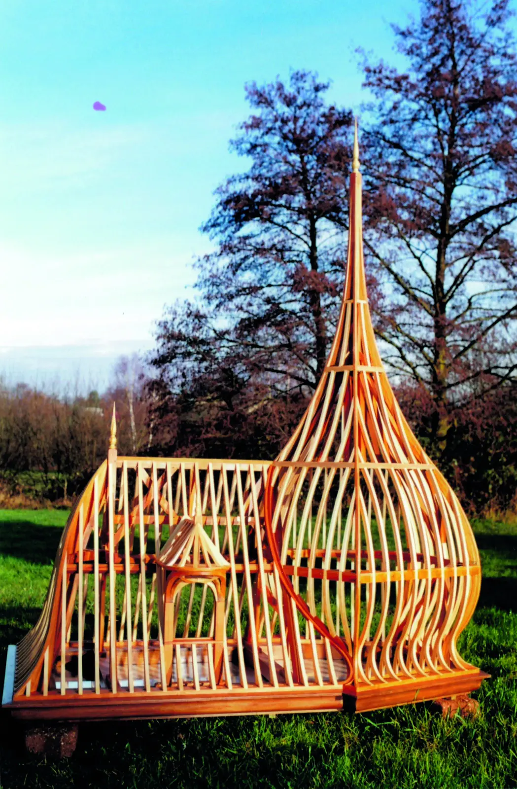 Maquette de charpente en bois expos&eacute;e en ext&eacute;rieur