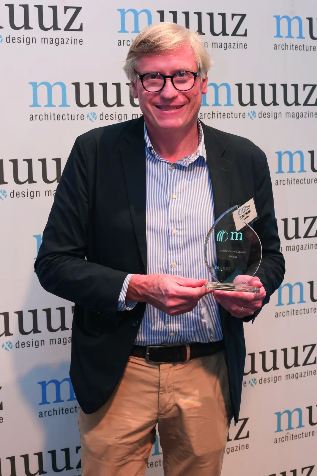 Laur&eacute;at tenant le troph&eacute;e des Muuuz International Awards