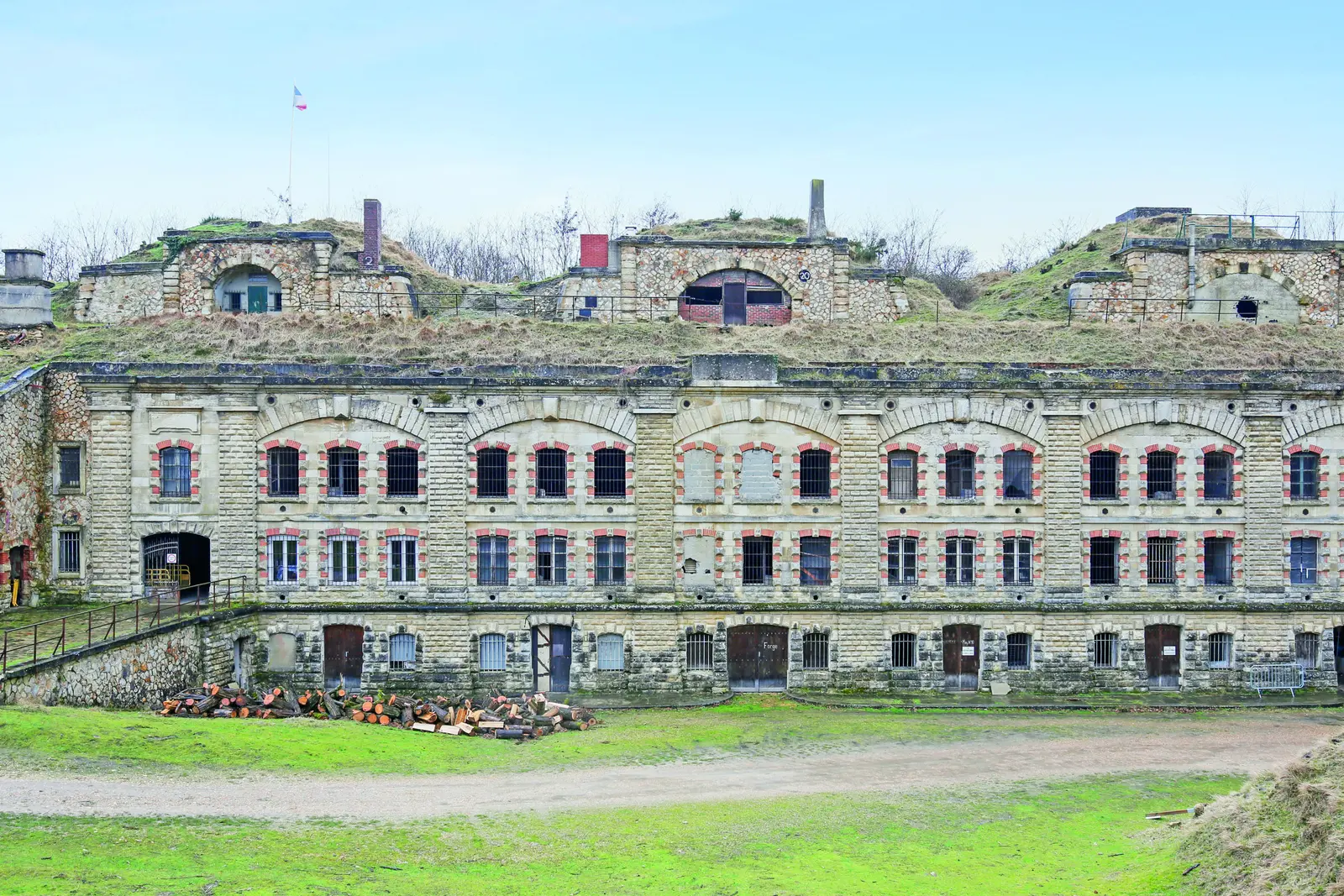 Fa&ccedil;ade du fort de Cormeilles avec sa toiture v&eacute;g&eacute;talis&eacute;e