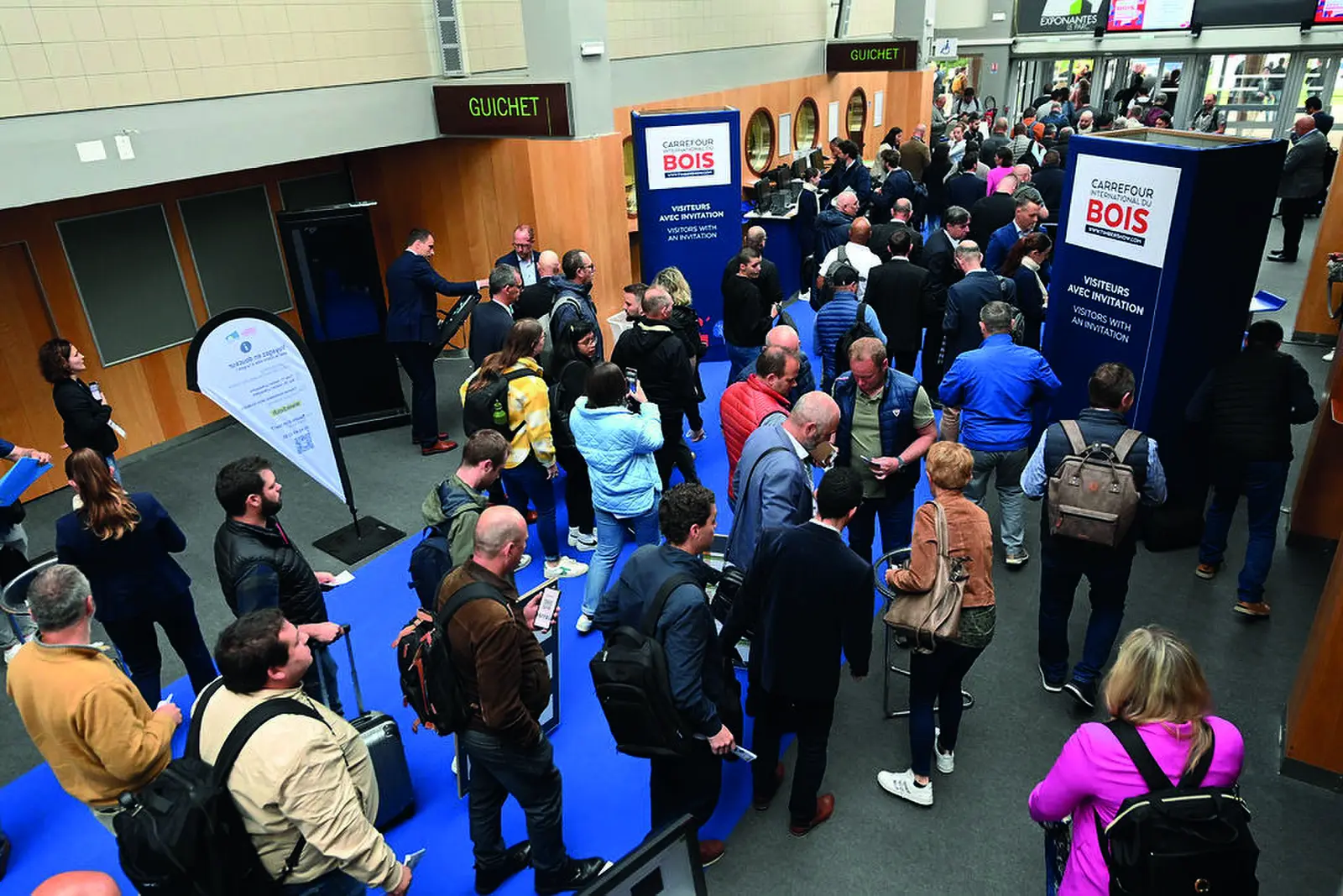 Foule de visiteurs dans les all&eacute;es du salon