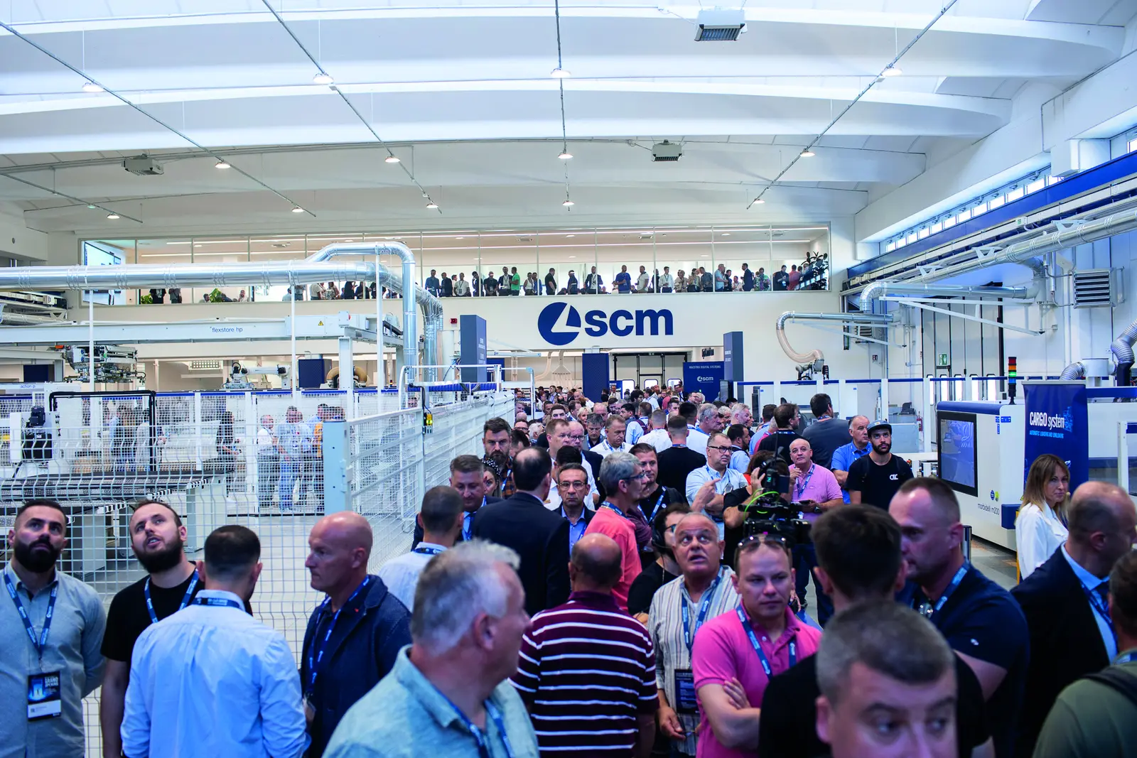 Foule de visiteurs devant les machines dans le hall du Technology Center SCM